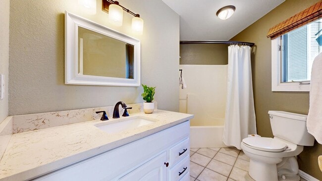 Building Photo - Beautiful Townhome-Fort Collins