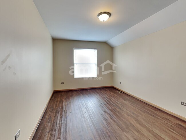 Building Photo - 5311 Meadowbrook St