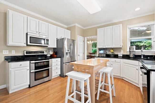 Building Photo - Durham Beauty - Cul de sac lot with fenced in yard - 4 bedrooms