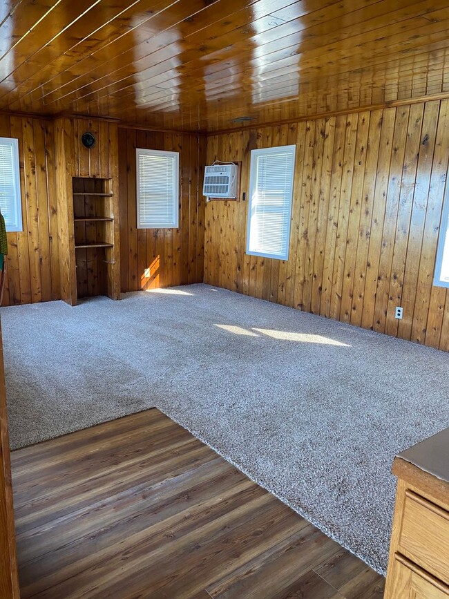 Building Photo - 2 Bed 1 Bath LAKE RENTAL