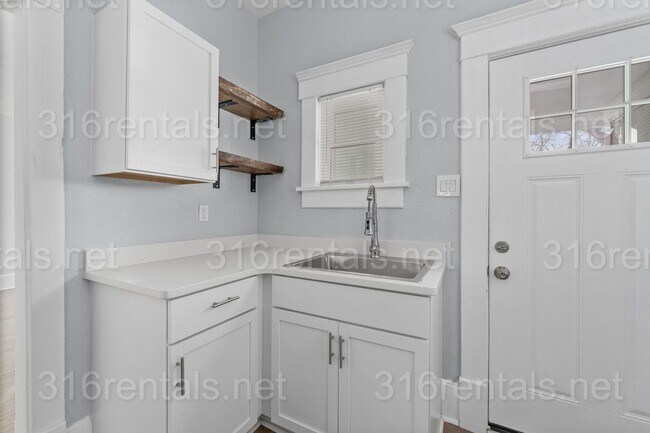 Building Photo - $850 - 1 bed 1 bath - Beautiful newly renovated Multi-family home located in Delano