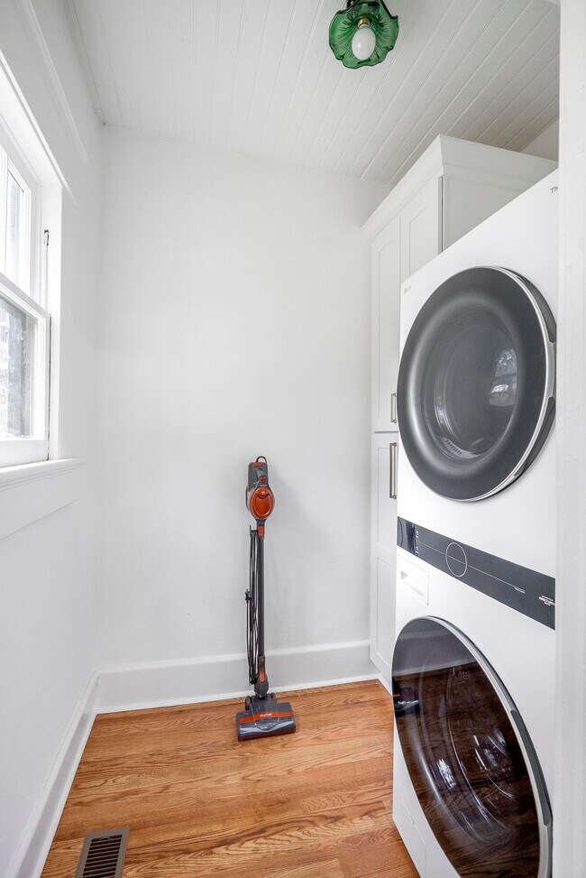 Building Photo - 227 Kershaw St NE