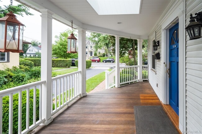 Primary Photo - 217 Larchmont Ave