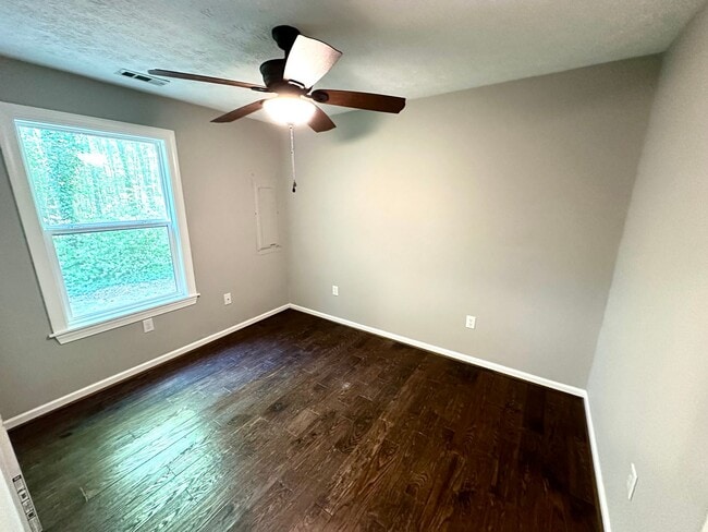 Building Photo - 5518 Thompson Dr