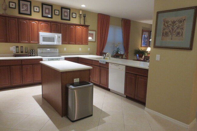 Building Photo - Fully Furnished Model Home- 3 Bedroom 2 Ba...