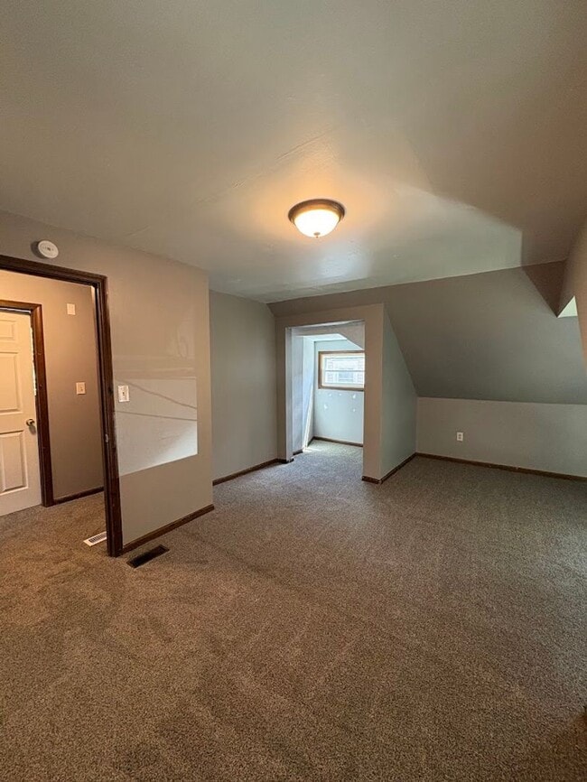 Building Photo - Three bedroom one bathroom home for rent