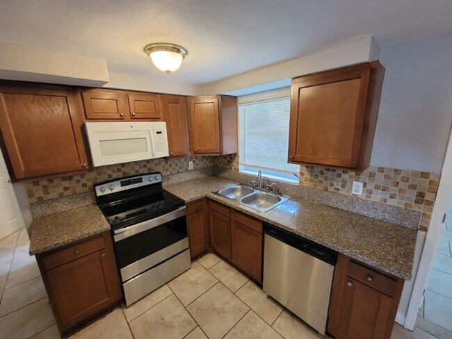 Building Photo - BEAUTIFUL 3/2/1 1020 Sq Ft, UPDATED kitchen & bath, ALL tile floors, LARGE fenced in yard!!