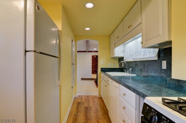 Building Photo - 15 Scenic Dr