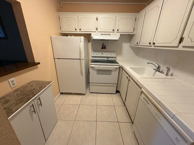 Building Photo - 348 Windsor O