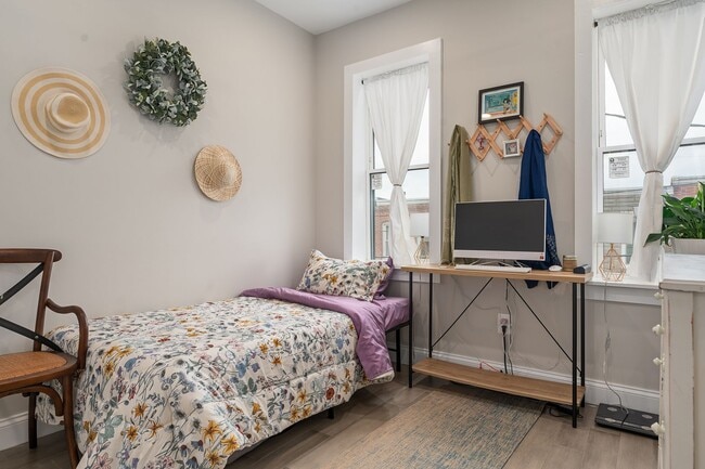 Building Photo - Bright & Immaculate 2 Bed · 3 Bath