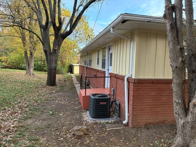 Building Photo - Rountree Elementary, fully remodeled 2 bed, 1 bath duplex walking distance to MSU campus and Roun...