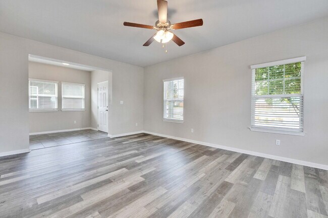 Building Photo - 3 Bedroom Home on Corner Lot - One Month FREE