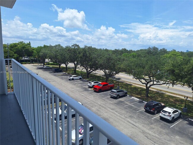 Building Photo - 901 Hillcrest Dr