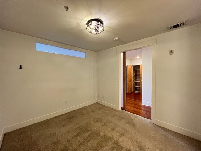 Building Photo - 2 Bed + 2 Bath Condo in the Belmont District Portland ~ Secured Garage Parking, Washer & Dryer in...