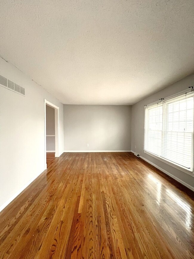 Building Photo - SEE IT NOW:Bright 3-Bed Home with Spacious Layout & Natural Light!