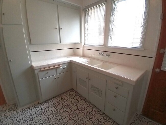 KITCHEN - 442 S Palm Dr