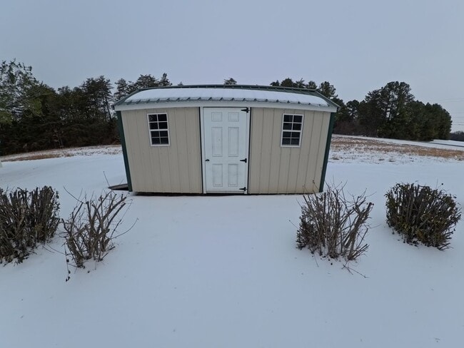 Building Photo - Home on three acre lot with garage