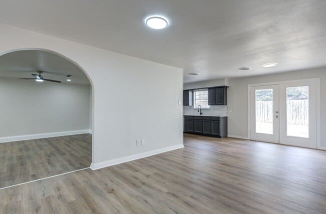 Building Photo - Newly remodeled 3 bad 2 bath near South Lo...