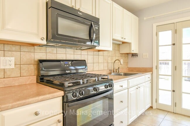 Building Photo - Nice Studio Blocks to Beach