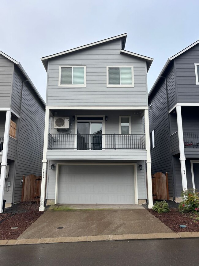 Building Photo - 3 Story Home in Crestview Crossing