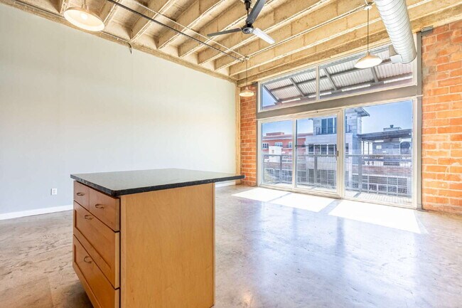 Building Photo - 1331 S Flores St