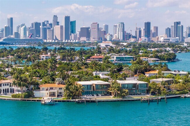 Building Photo - 825 E Dilido Dr