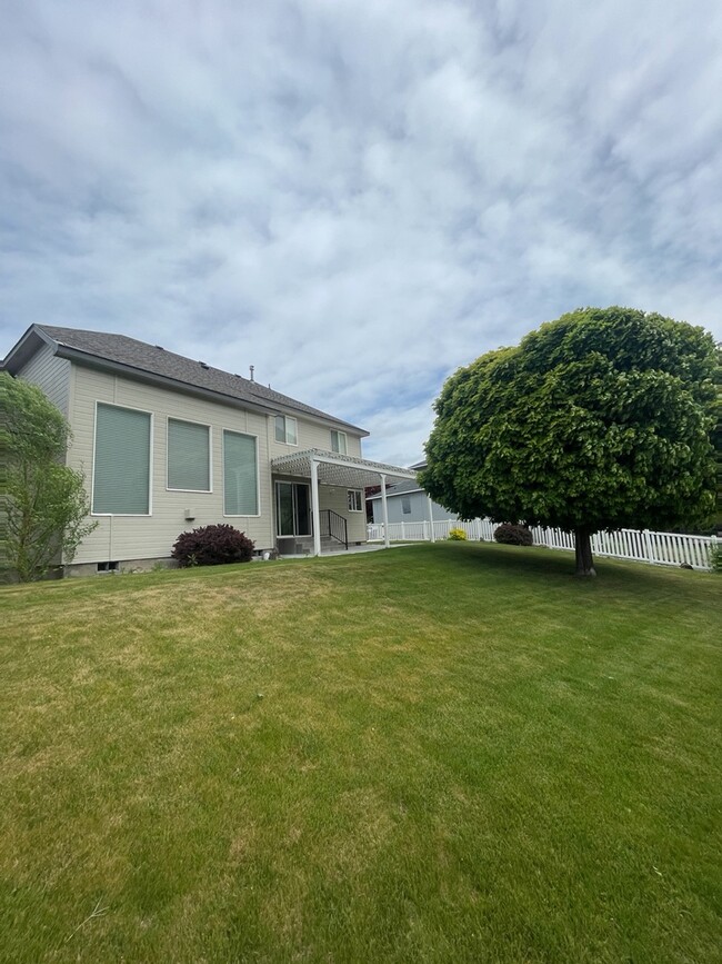 Building Photo - 2211 Morency Dr