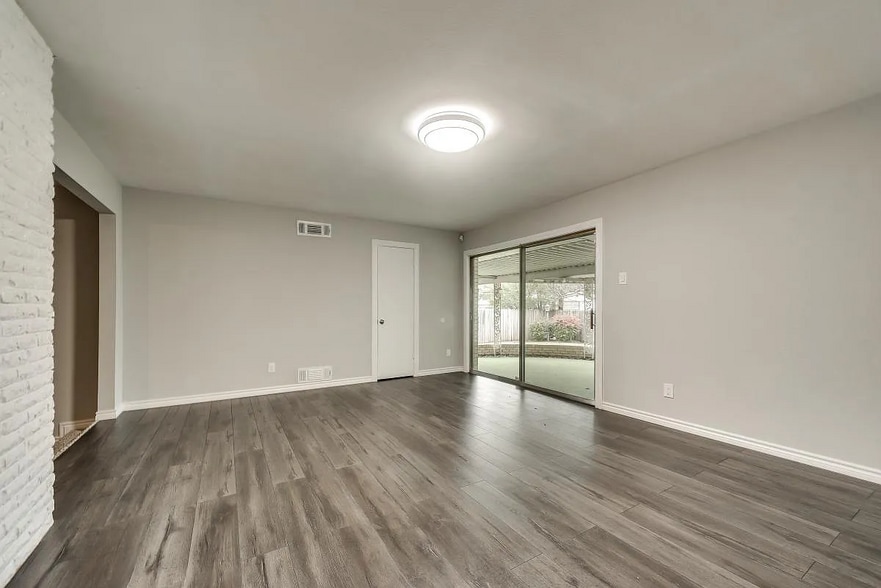 Building Photo - 5806 Everglade Rd