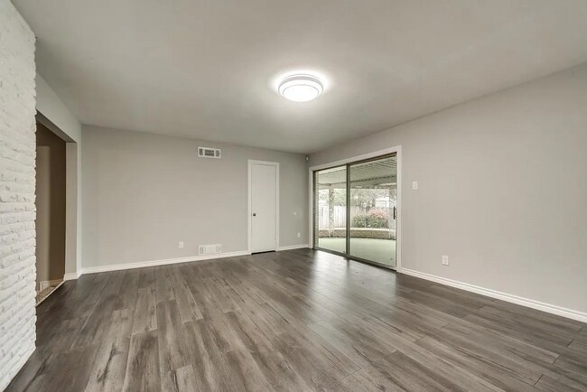 Building Photo - 5806 Everglade Rd