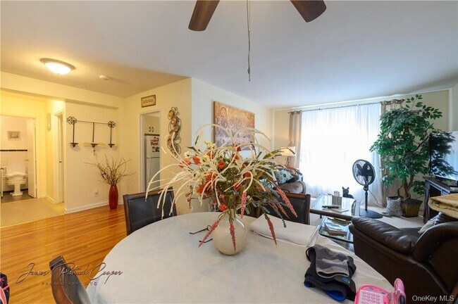 Building Photo - 5 Sadore Ln