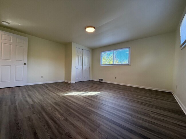 Building Photo - Newly updated 2BR house with yard, off str...