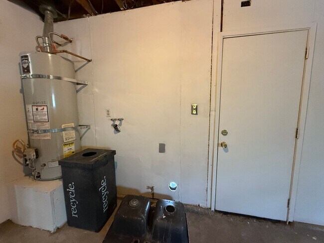 Building Photo - Victorville - 3 Bedrooms, 2 Bathrooms, New Paint, New Blinds, Tile Floors