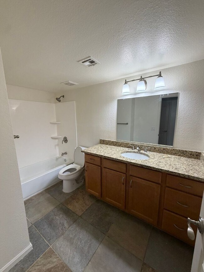 Building Photo - Great 1 bedroom 1 bath 2nd floor unit