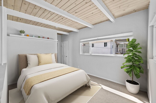 bedroom upper level - 3525 N Poinsettia Ave