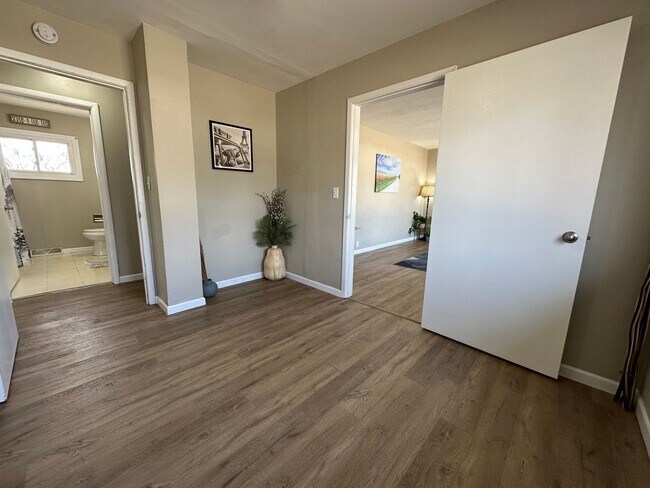 Building Photo - Remodeled 3 bed, 1 bath home for rent in Northeast Waterloo