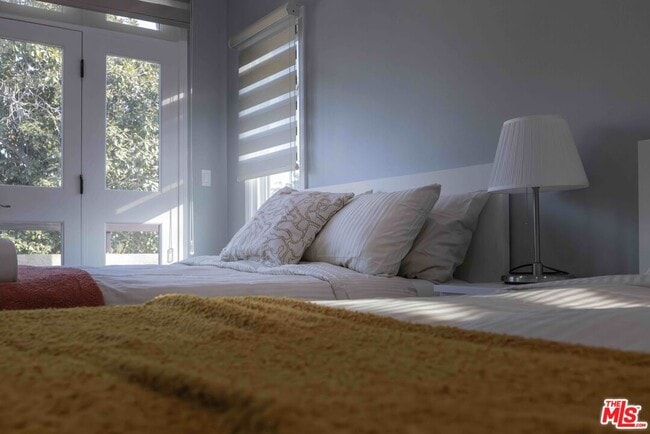 Building Photo - 1121 S Wilton Pl