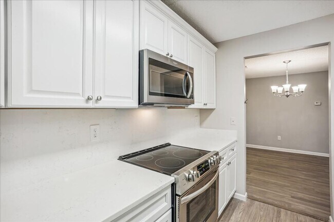 Building Photo - Great 3+2+ Loft in Germantown!