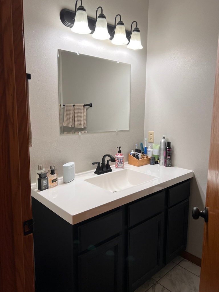 Master bedroom ensuite - 824 N Clover Ln