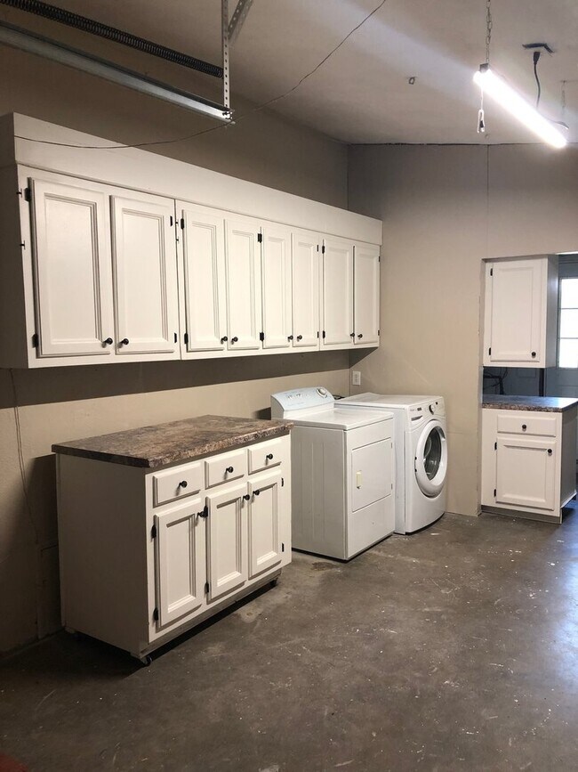 Building Photo - GORGEOUS HOME IN ARAGONA!