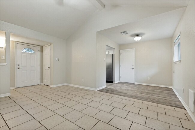Building Photo - 2623 Foliage Green Dr