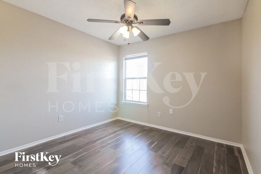 Building Photo - 916 Simi Dr