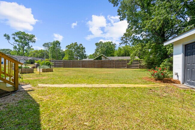 Building Photo - 2217 Doris Dr