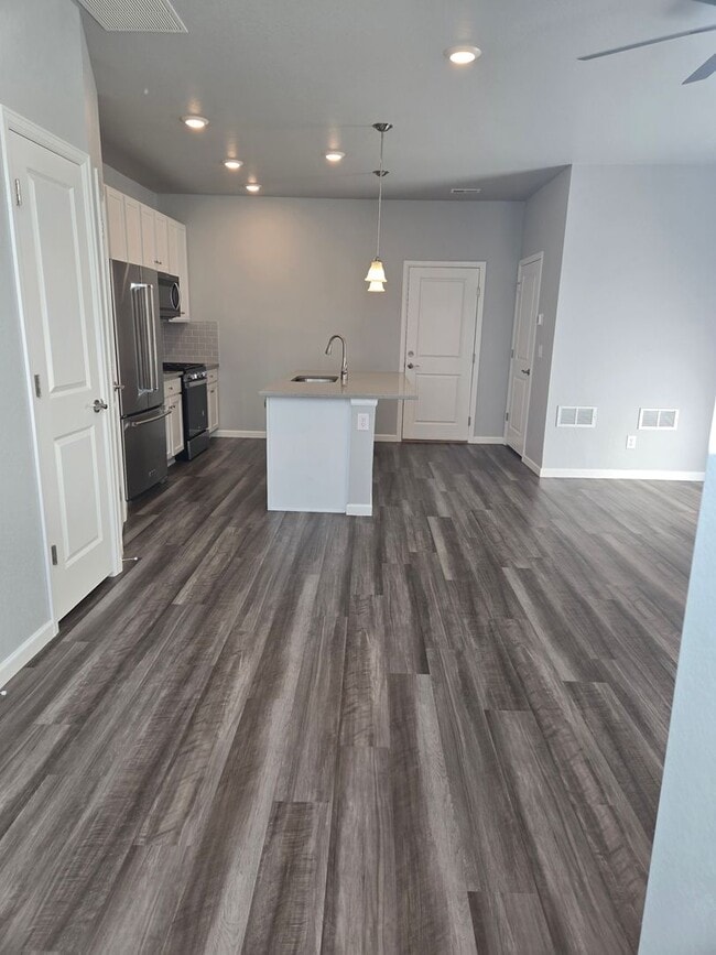 Building Photo - Evolve Real Estate: Spacious 3 Bed 2.5 bath Townhouse with Attached 2 Car Garage AVAILABLE NOW!