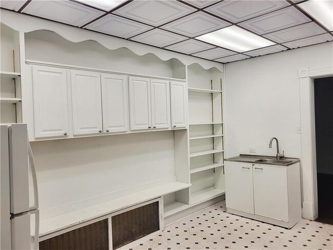 Building Photo - 438 S Maple Ave