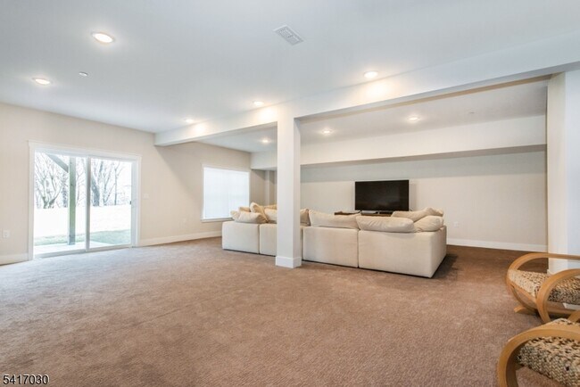 Building Photo - 37 Hillandale Dr