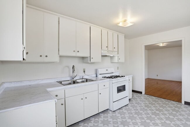 Building Photo - Spacious Upstairs Unit!