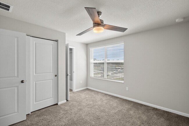 Building Photo - 5622 SE Edgewater Cir
