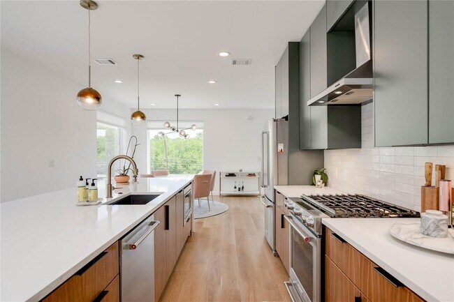 Building Photo - 1208 Luna St