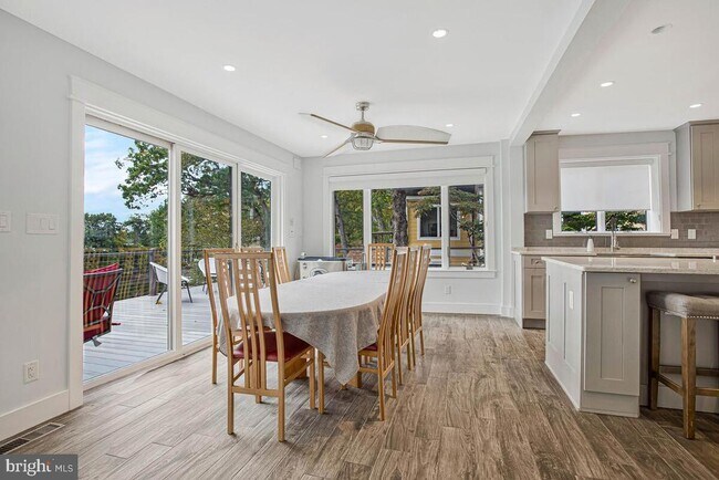 Building Photo - 125 Island View Dr