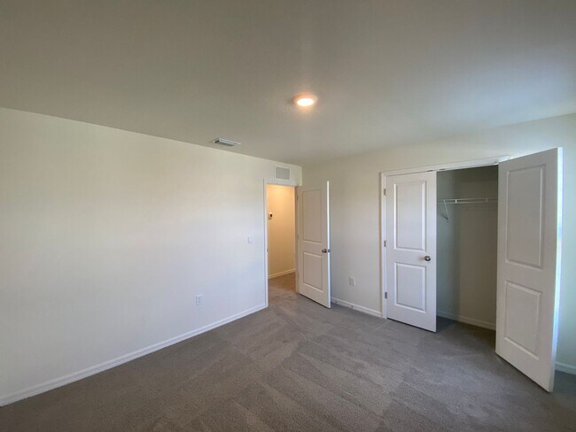 Building Photo - Avalon Woods 4/3/2 ***WON'T LAST***